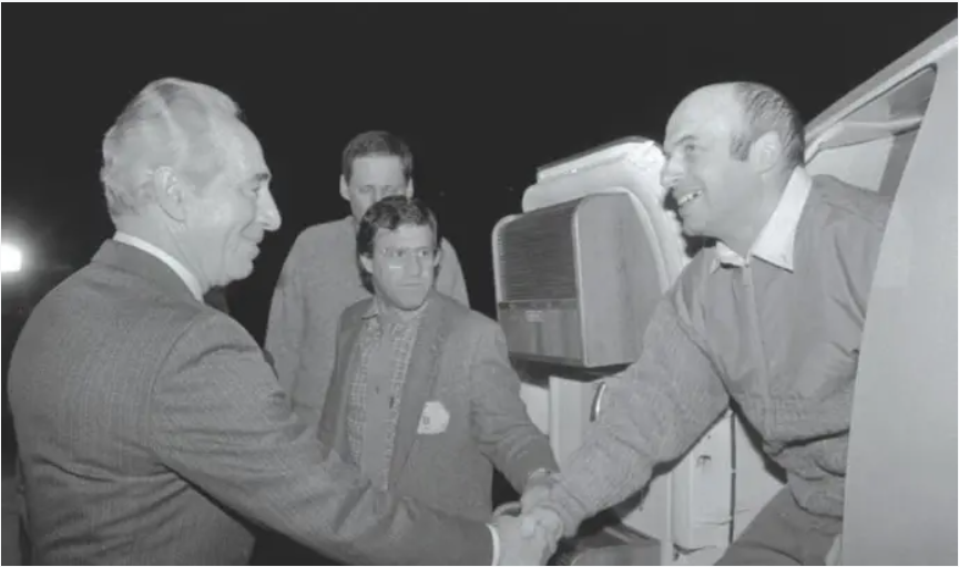 Sharansky meeting then Prime Minister Shimon Peres upon his arrival to Israel from the USSR in 1986 