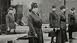 השפעת הספרדית 1918 נשים עם מסכות ו אלונקות ב סנט לואיס ב מיזורי ארה"ב