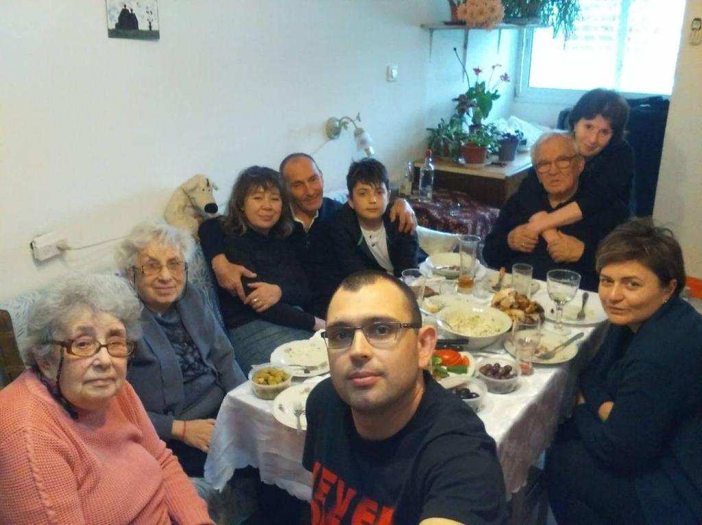סמיר אגייב עם סבתו יבגניה גברילוב והמשפחה