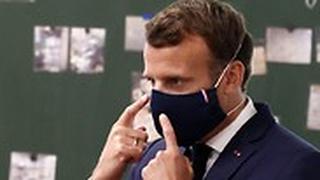 נשיא צרפת עמנואל מקרון עם מסכה ב בית ספר יסודי ליד פריז קורונה