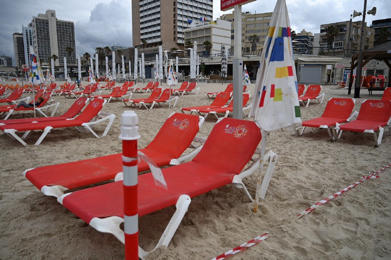 מיטות שיזוף במרחק 2 מטרים בחוף פרישמן בתל אביב