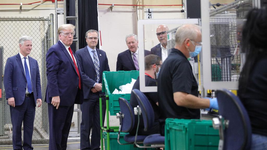 דונלד טראמפ ביקר ב מפעל לייצור מסכות פיניקס אריזונה ארה"ב