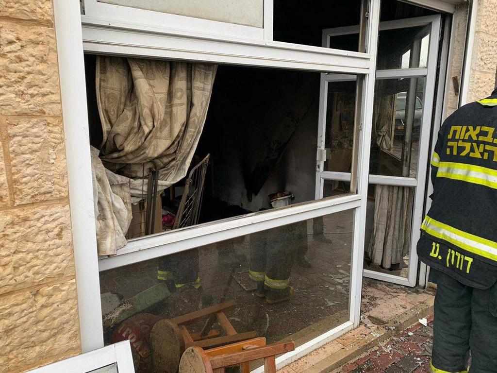 На месте пожара в Иерусалиме. Фото: управление пожарной охраны שריפה ברחוב היען בירושלים