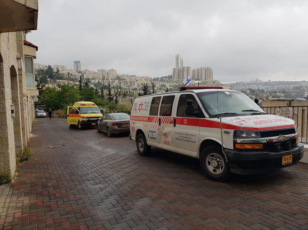 На месте пожара в Иерусалиме. Фото: МАДА שריפה ברחוב היען בירושלים