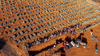 קברים לחולי קורונה בעיר מנאוס מדינת אמזונס ברזיל