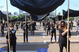 מיצג החופות השחורות של ענף האירועים בכיכר רבין בצל משבר הקורונה