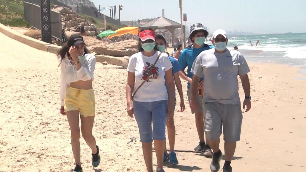 אנשים מפרים את ההנחיות ומגיעים לחופי תל אביב