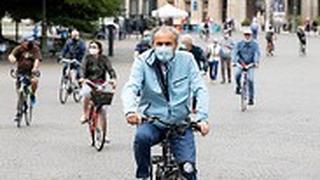 רוכבים על אופניים עם מסכות ב ורונה איטליה