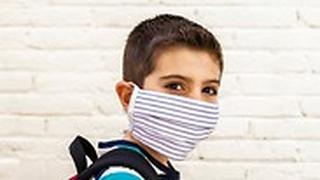 ילד עם מסכת קורונה