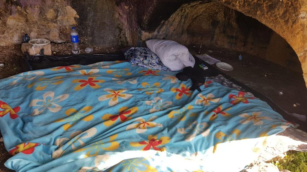 Пещера, в которой ночевали нарушители. Фото: пресс-служба полиции