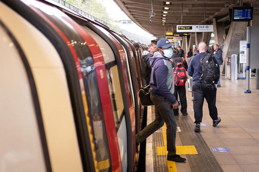 People boarding the London Underground 