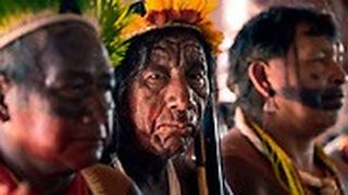 ילידים בכפר פיארקו בשמורת שינגו ב ברזיל