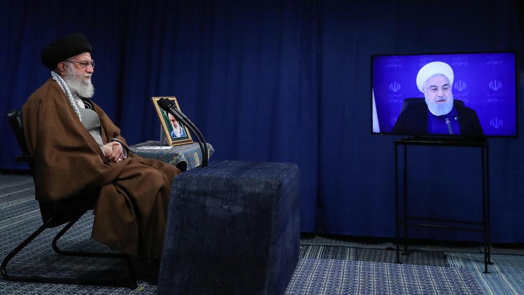  Аятолла Хаменеи слушает доклад президента Ирана Хасана Рухани. Фото: MCT