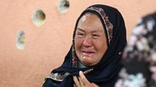 אפגניסטן קאבול אישה בוכה מחפשת קרובת משפחה ב פיגוע בית חולים מחלקת יולדות