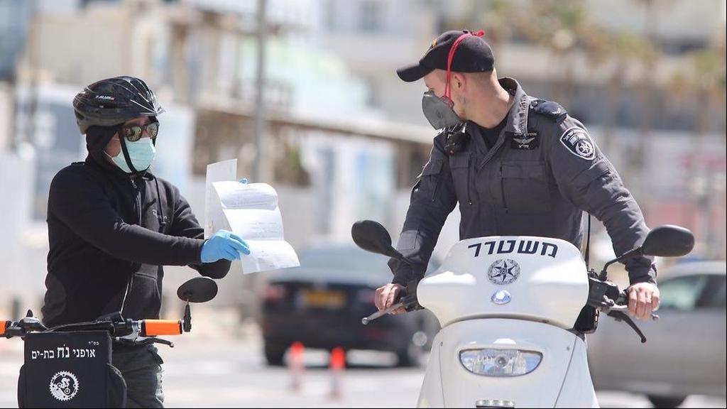 אזרחים מבלים בתל אביב ושוטרים מבצעים אכיפה