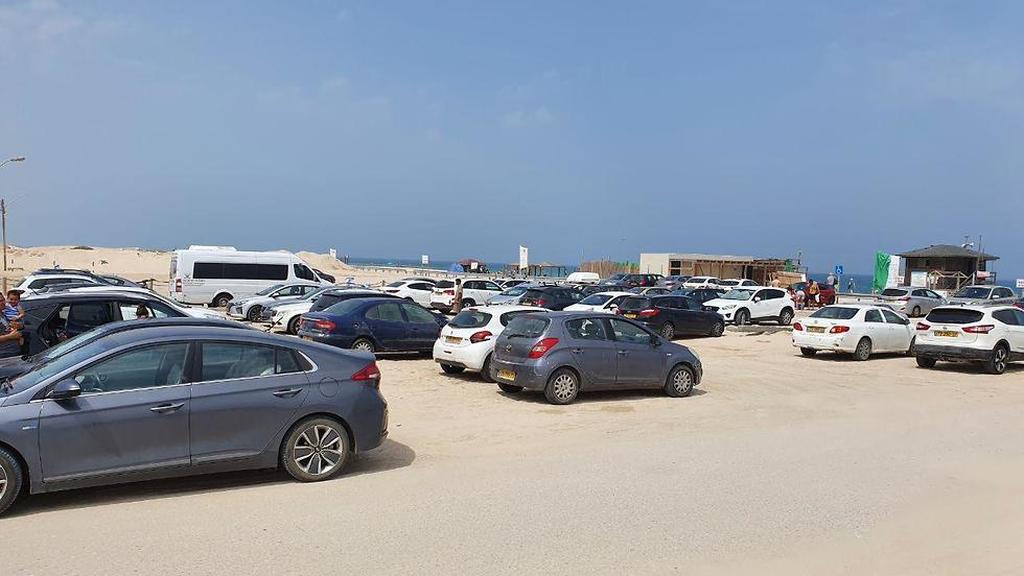 אנשים מפרים את ההנחיות ומגיעים אל החופים למרות האיסור