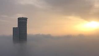מגדל שער העיר ברמת גן בין העננים