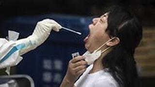 לוקחים דגימה בווהאן, בשבוע שעבר