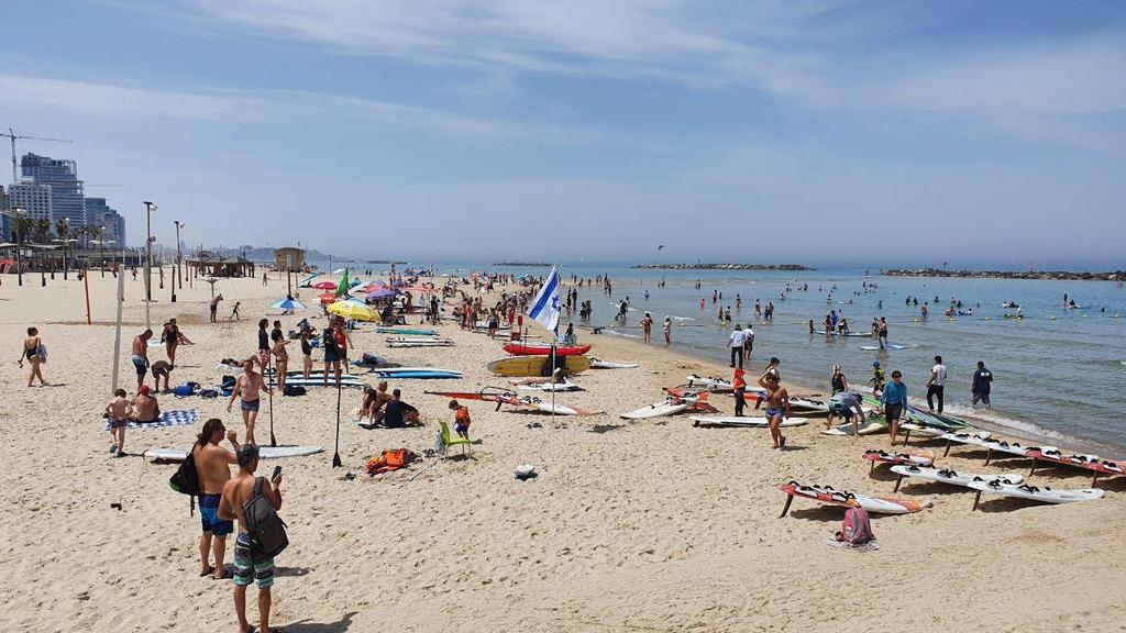 חופי הים העמוסים בתל אביב