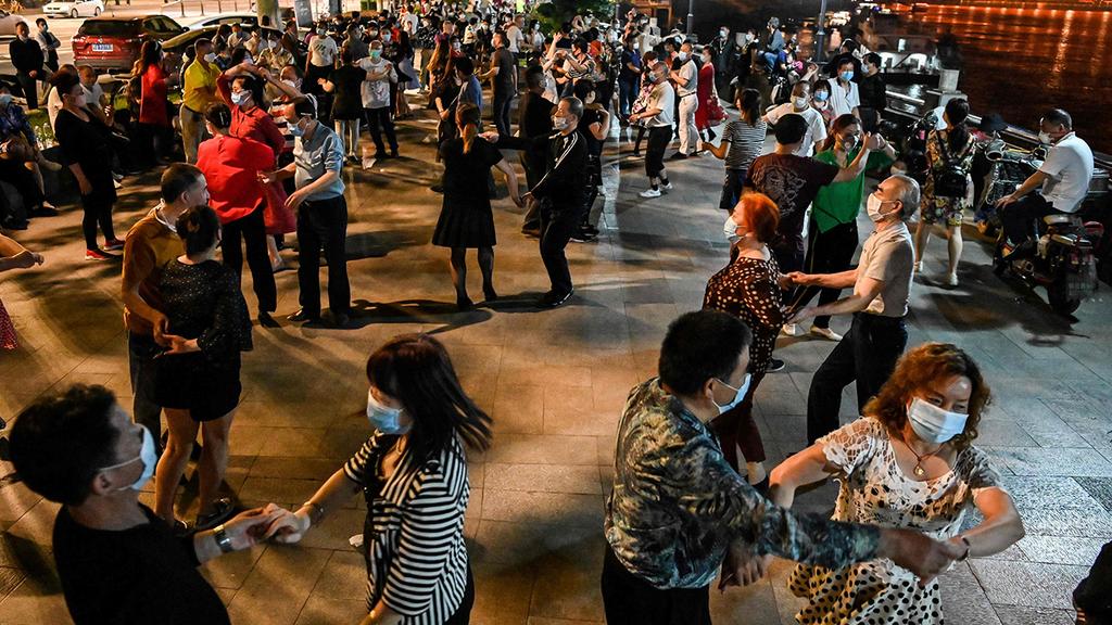 ריקודים רוקדים ליד נהר יאנגצה ווהאן סין