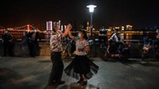 ריקודים רוקדים ליד נהר יאנגצה ווהאן סין