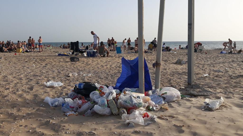 פסולת באחד החופים דרומית חיפה
