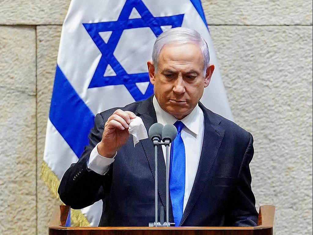 Netanyahu cleans up microphone in the Knesset 