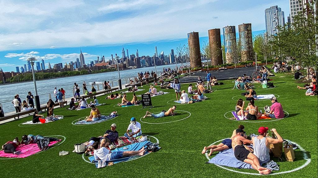 ניו יורק ב ארה"ב פארק ב ברוקלין עם סימונים לשימור ריחוק חברתי בגלל ה קורונה 