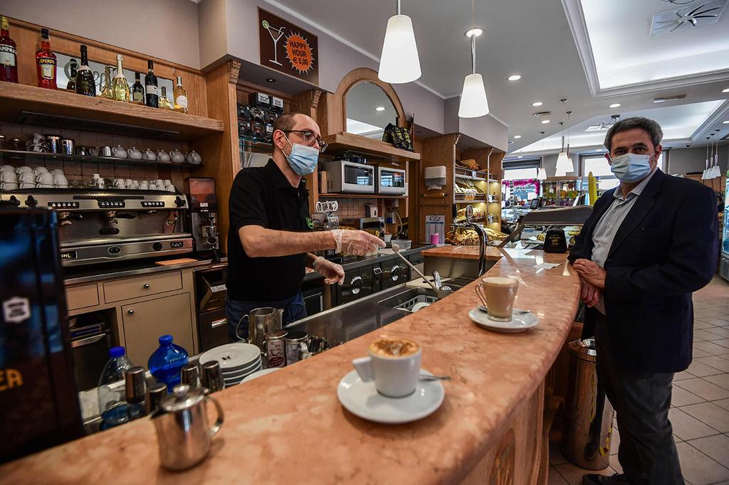איטליה בית קפה מילאנו הקלות בהגבלות ה קורונה