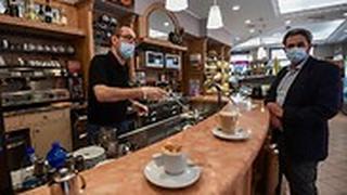 איטליה בית קפה מילאנו הקלות בהגבלות ה קורונה