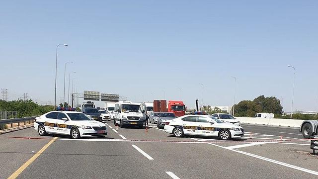 В районе пожара на шоссе № 4 перекрыли движение. Фото: Служба пожарной охраны החסימה בכביש 4