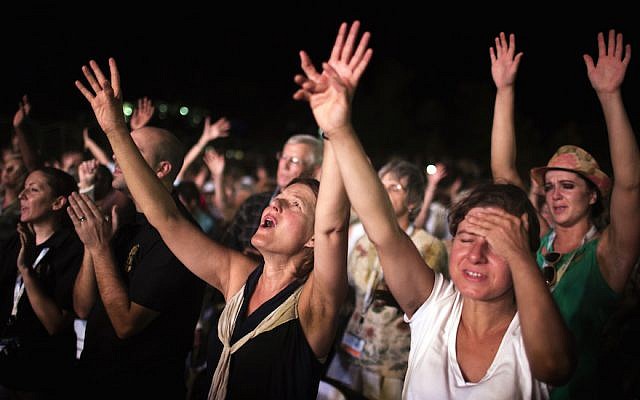 Thousands of evangelical Christian pilgrims pray during a prayer gathering on the Dead Sea shore in Ein Gedi 