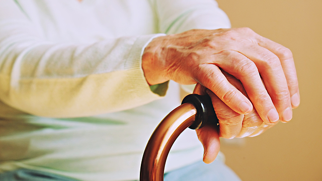 Фото: shutterstock אישה מבוגרת קשישה אילוסטרציה