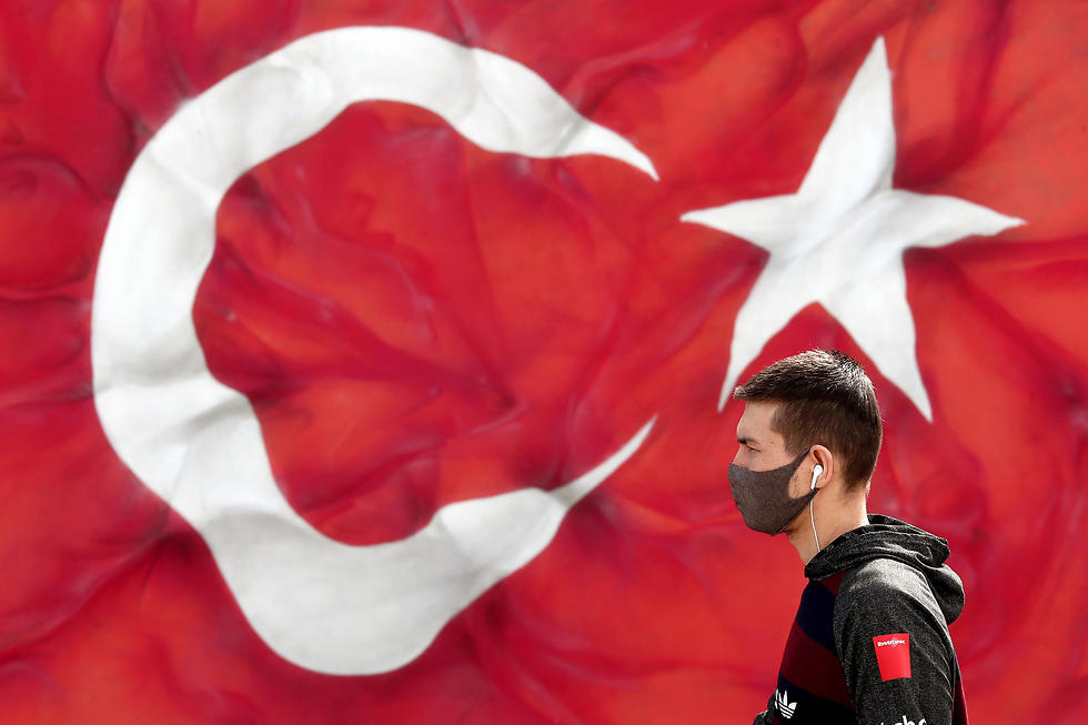 צעיר עם מסכה וברקע דגל טורקיה איסטנבול טורקיה קורונה