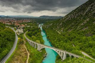הגשר שחוצה את נהר הסוצ'ה, סלובניה