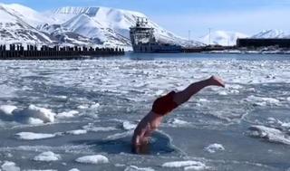 ארן הוגלנד נורבגי ששוחה בקרח