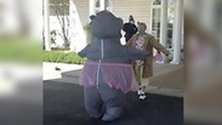 החיבוק בבית האבות בווירג'יניה