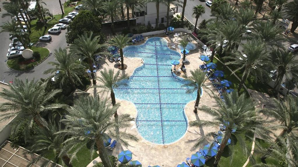 הבריכה המחולקת במלון קיסר