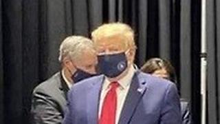 טראמפ ניסה להימנע מצילום כזה, אך תועד עוטה מסכה בביקור במפעל במישיגן