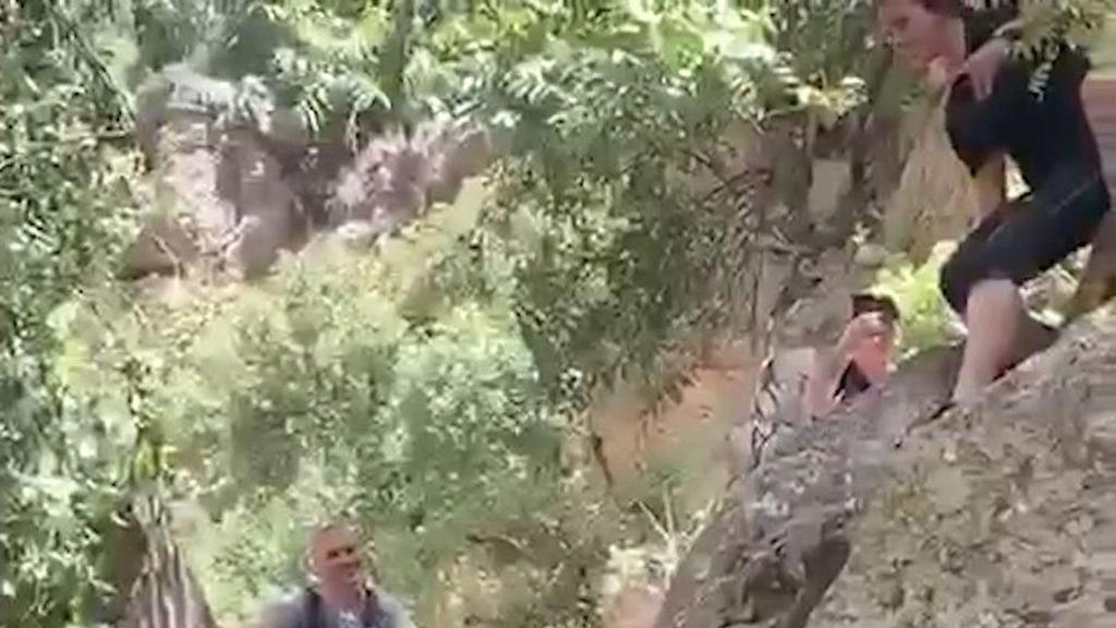  Аелет Шакед прыгает со скалы в реку