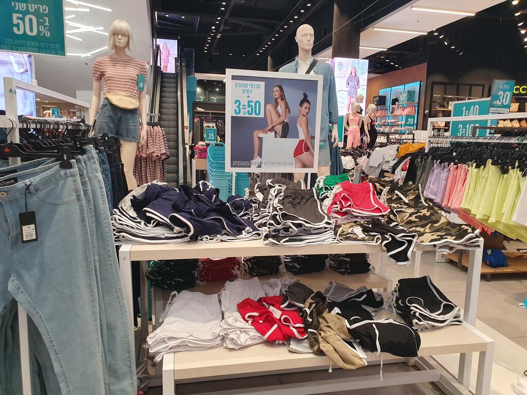 רשת אורבניקה: מגוון רחב של מכנסיים קצרים בחזית החנות