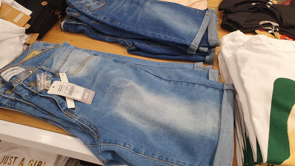 רשת תמנון: מכנסי ברמודה ג'ינס באורך המתאים, מחיר: 80 שקל