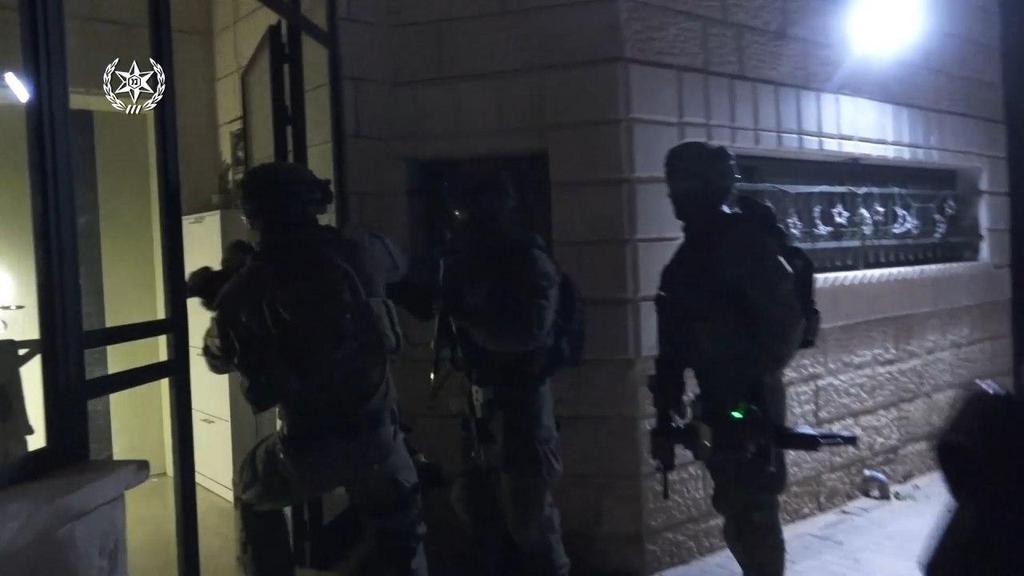 Арест подозреваемых. Фото: пресс-служба полиции מבצע חשאי לתפיסת אמל"ח וסמים בחברה הערבית
