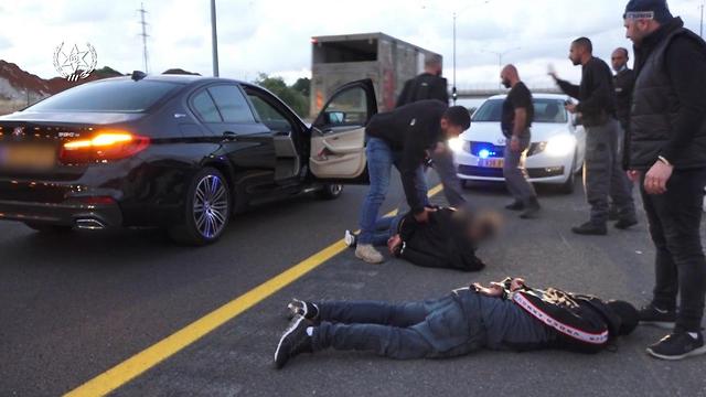 Арест подозреваемых в ходе "Операции-216". Фото: пресс-служба полиции מבצע חשאי לתפיסת אמל"ח וסמים בחברה הערבית