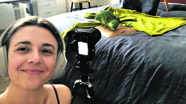 ארין סאליבן עם המצלמה בחדר השינה שלה