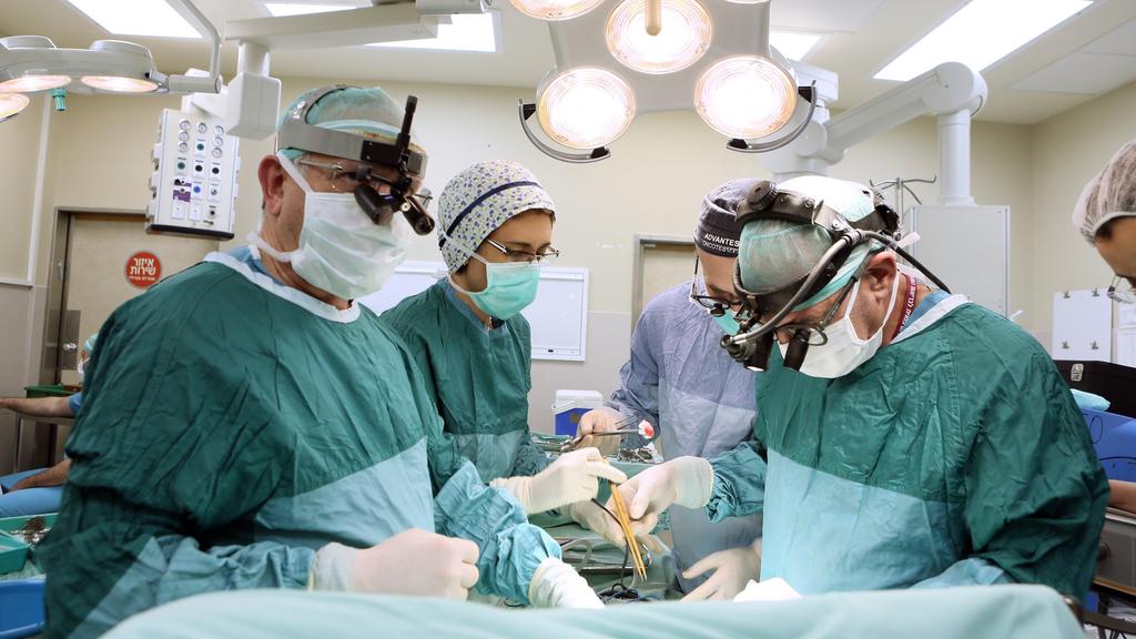 Врачи больницы "Рамбам" во время операции. Фото: пресс-служба больницы 