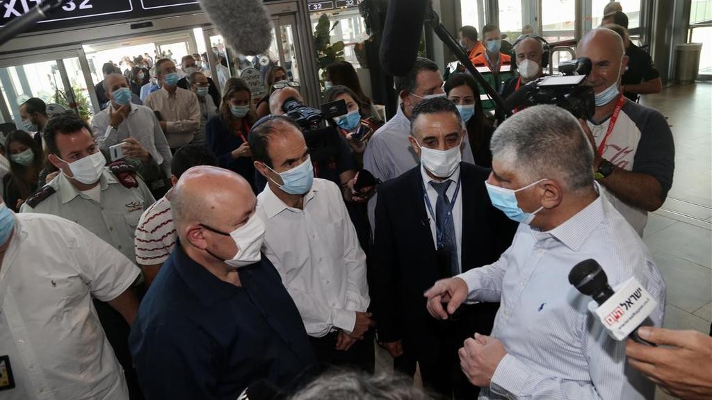 Гендиректор аэропорта Бен-Гурион Шмуэль Закай отвечает на вопросы журналистов. Фото: Ярив Кац