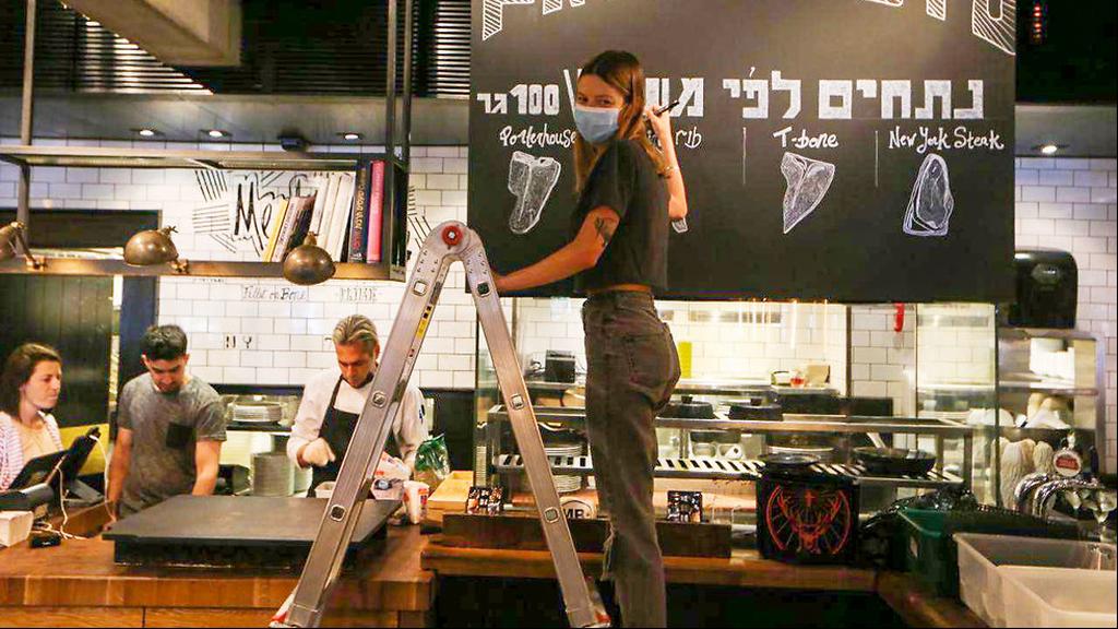 מסעדת מיט בר בתל אביב בהכנות לקראת הפתיחה המחודשת