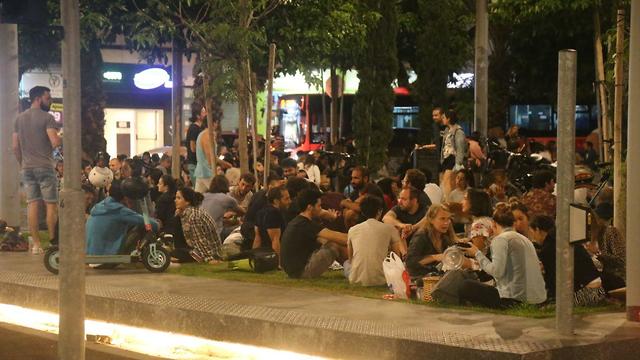 אנשים מבלים בכיכר דיזינגוף בתל אביב