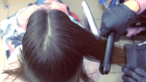 выпрямление волос парикмахерская. Фото: shutterstock